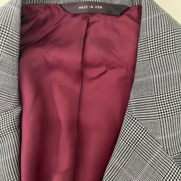 Paul Stuart
Wool 8 Silk Plaid Paul Jacket
Item No. 71135847-N410
$2,495.00 - Picture 5 of 7